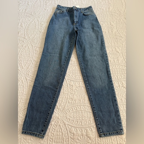 Boohoo Mid Wash Classic Mom Jeans - Picture 4 of 9